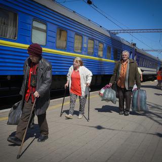Des civils fuyant la région de Donetsk en gare de Pokrovsk, le 11 juin 2022. [AP/Keystone - Efrem Lukatsky]
