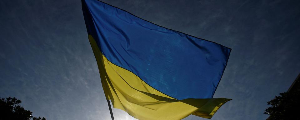 Un drapeau ukrainien lors d'une manifestation de soutien le 27 février 2022 en France. [AFP - Valentine CHAPUIS]