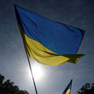 Un drapeau ukrainien lors d'une manifestation de soutien le 27 février 2022 en France. [AFP - Valentine CHAPUIS]