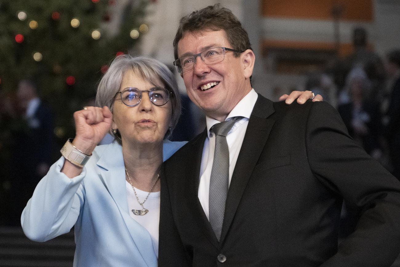 Elisabeth Baume-Schneider et Albert Rösti après leur élection, 07.12.2022. [Keystone - Marcel Bieri]