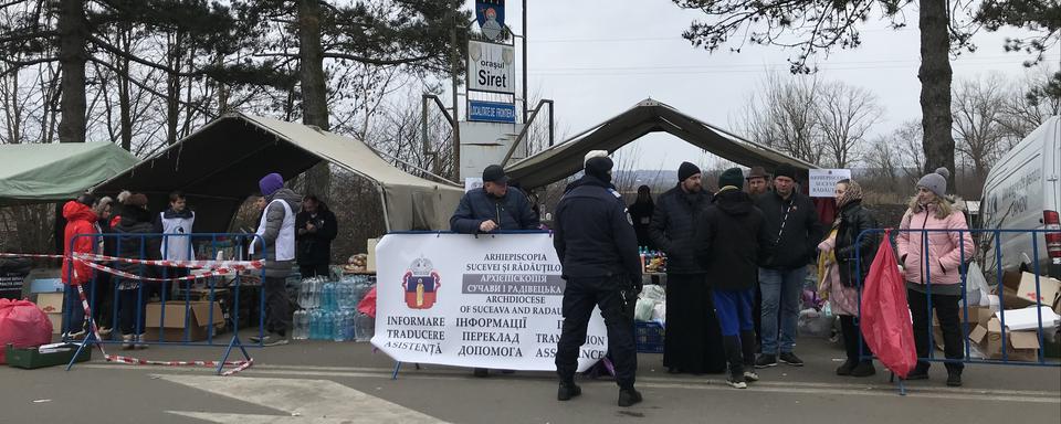 À Siret, les Roumains font preuve de solidarité avec les réfugiés ukrainiens qui se présentent à leur frontière. [RTS - Cédric Guigon]