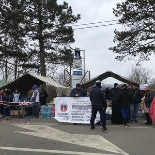 À Siret, les Roumains font preuve de solidarité avec les réfugiés ukrainiens qui se présentent à leur frontière. [RTS - Cédric Guigon]