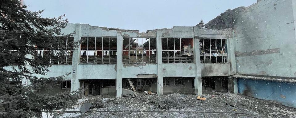 Une salle de sport à détruite par les bombes russes à Kharkiv en Ukraine. [Keystone/AP - Yurii Kochubei]