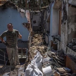 Un homme nettoie les débris de son restaurant en Ukraine. [EPA - Roman Pilipey]
