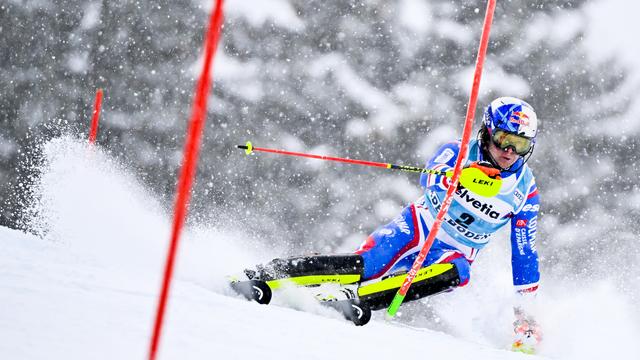 Le Français Alexis Pinturault en action lors de la première manche du slalom masculin de la Coupe du monde de ski alpin FIS à Adelboden, en Suisse, dimanche 9 janvier 2022. [KEYSTONE - Jean-Christophe Bott]
