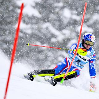Le Français Alexis Pinturault en action lors de la première manche du slalom masculin de la Coupe du monde de ski alpin FIS à Adelboden, en Suisse, dimanche 9 janvier 2022. [KEYSTONE - Jean-Christophe Bott]