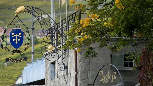 L'enseigne de la cave Testuz, à Treytorrens-Dezaley dans le vignoble du Lavaux, le 29 septembre 2014. [Keystone - Jean-Christophe Bott]