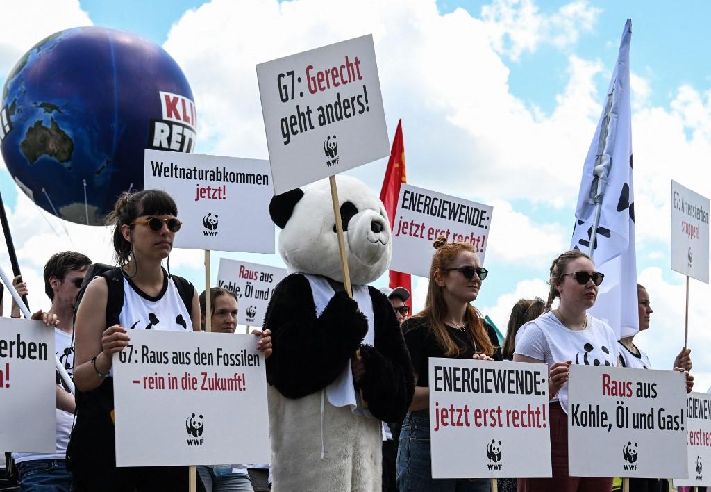 Des militants et militantes du WWF protestent contre le G7. [AFP - Christof Stache]
