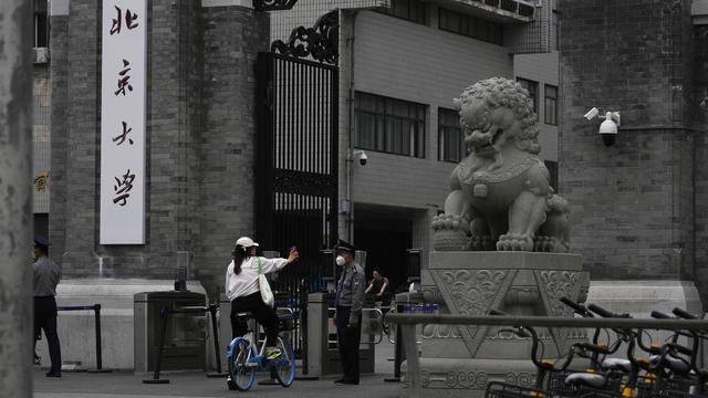 Pékin se barricade en raison d'un nombre croissant de cas de Covid-19 (photo: entrée du campus principal de l'Université de Pékin le 17 ami 2022). [Keystone/AP - Ng Han Guan]