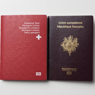 Un passeport suisse et un passeport français. [Keystone - Christian Beutler]