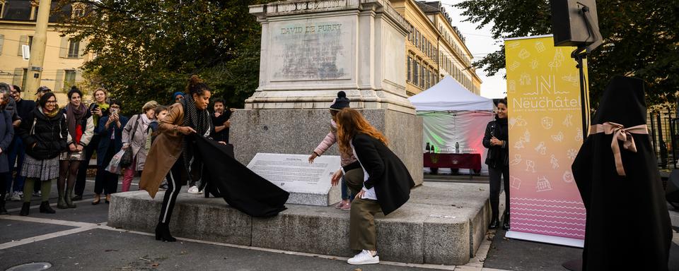 La musicienne Florence Chitacumbi et Julie Courcier Delafontaine, membre de la Commission de la culture, dévoilent la plaque explicative. [Keystone - Jean-Christophe Bott]