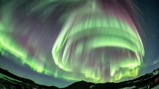 Une aurore boréale en forme de vortex au-dessus de l'Islande, le 4 avril 2022. [Astronomy Picture of the Day/NASA - Christophe Suarez]