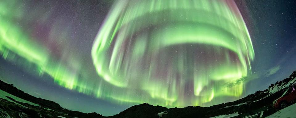 Une aurore boréale en forme de vortex au-dessus de l'Islande, le 4 avril 2022. [Astronomy Picture of the Day/NASA - Christophe Suarez]