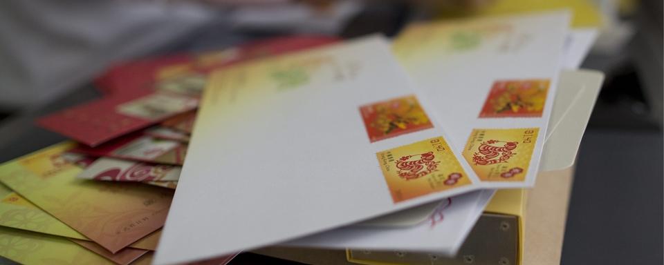 Du courrier traité en Chine en 2013. [Keystone - JEROME FAVRE]