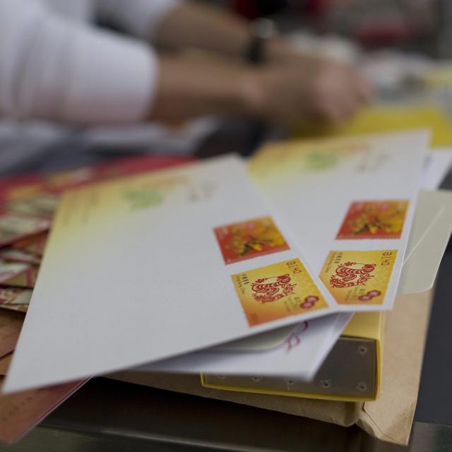 Du courrier traité en Chine en 2013. [Keystone - JEROME FAVRE]