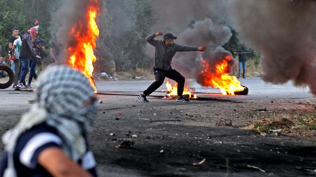 Un manifestant palestinien lors d'affrontements avec les forces israéliennes, à la suite d'une manifestation visant à dénoncer la "marche du drapeau" nationaliste annuelle à Jérusalem, le 29 mai 2022. [AFP - Abbas Momani]