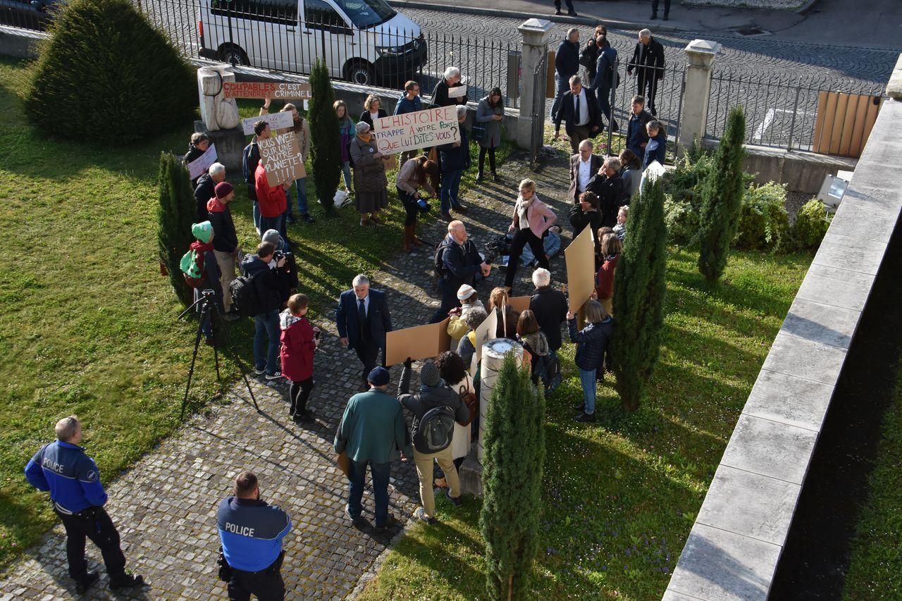 Des manifestants pour le climat accueillent les parlementaires jurassiens à Delémont. [RTS - Gaël Klein]
