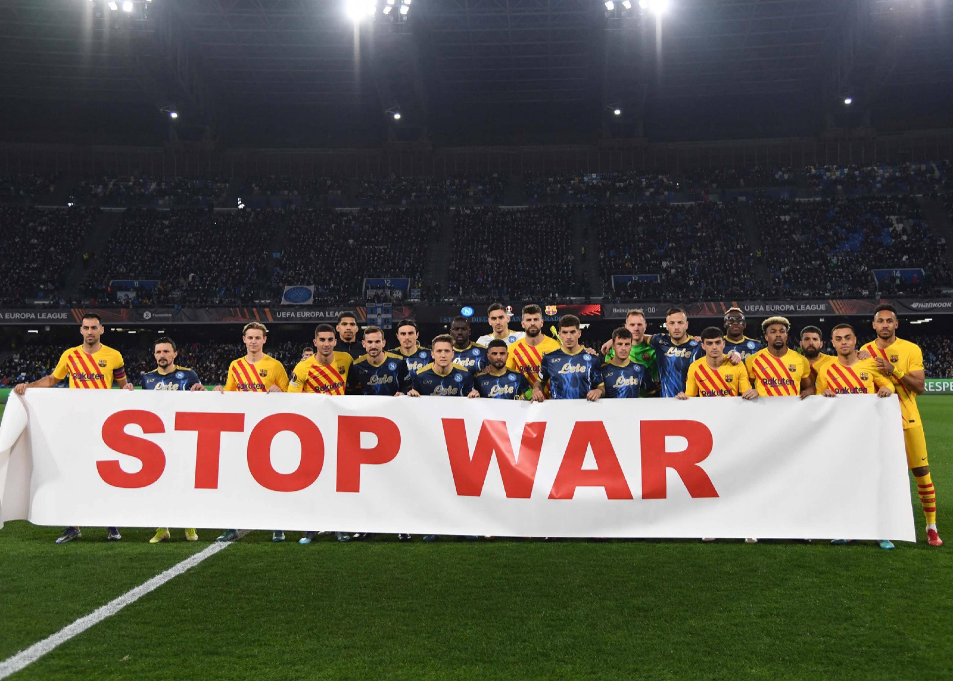 Les joueurs napolitains et barcelonais ont posé avant le match contre la guerre en Ukraine. [imago images/ZUMA Wire - IMAGO]