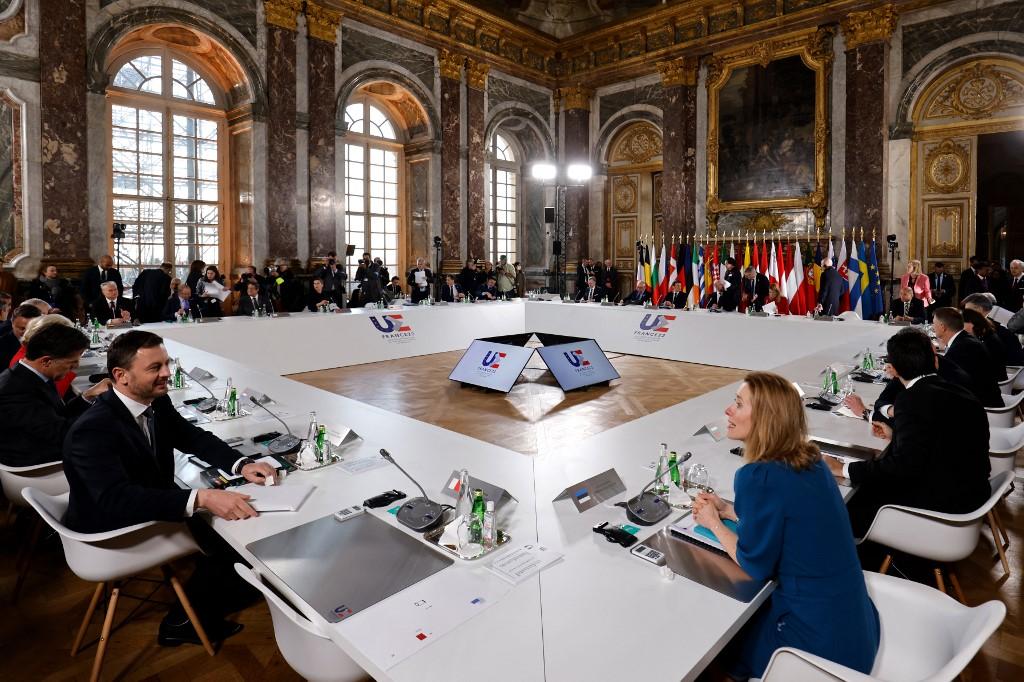 Les dirigeants européens sont réunis lors d'un sommet le jeudi 10 mars 2022 pour discuter de l'invasion de l'Ukraine par la Russie, au château de Versailles, près de Paris. [AFP - Ludovic Marin / POOL]