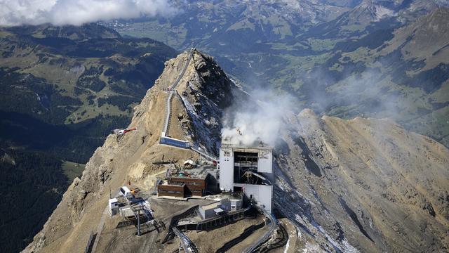 De la fumée s'échappe de l'incendie du restaurant Botta au Glacier 3000. [Keystone - Laurent Gillieron]