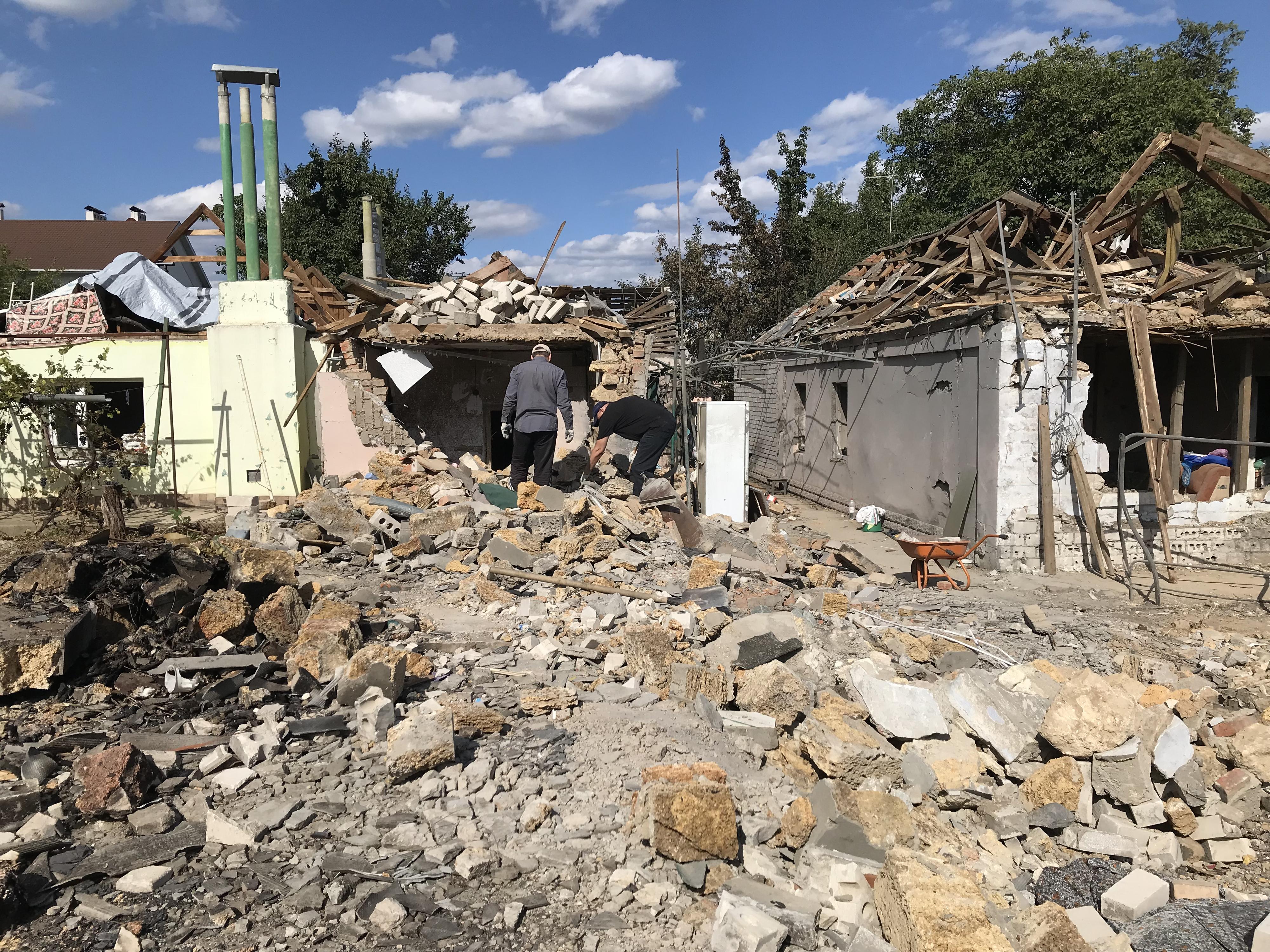 Des roquettes russes ont visé une école de la ville de Mykolaïv, en Ukraine, dimanche 4 septembre, et ont détruit des maisons situés en face de l'établissement. [RTS - Maurine Mercier]