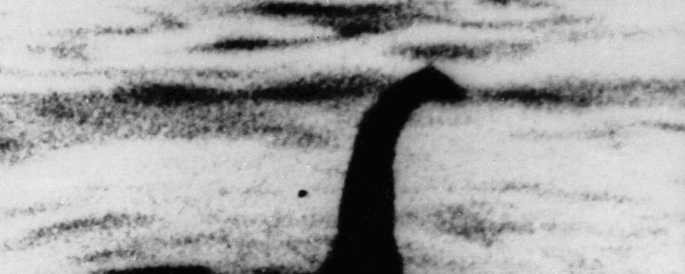 Cette photo non datée montre une forme que certaines personnes interprètent comme étant le monstre du Loch Ness, en Ecosse. [Keystone - AP Photo/File]