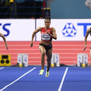 Mujinga Kambundji concoure à côté de Maria Isabel Perez et Bassant Hemida aux qualifications féminines du 60 mètres pour les Championnats du monde d’athlétisme en salle à Belgrade. [EPA/Keystone - Anthony Anex]