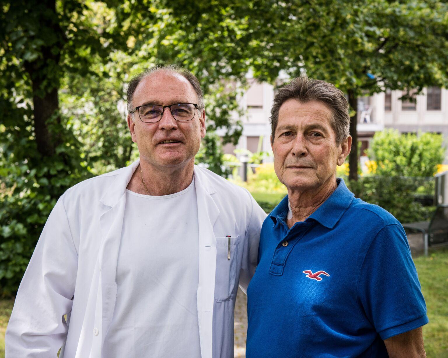 Le professeur Pierre-Alain Clavien, chirurgien, et son patient, bénéficiaire de la transplantation, après sa sortie de l'hôpital. [USZ.ch]