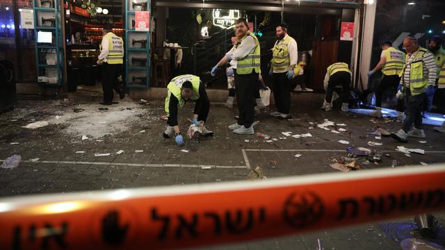 Les services de secours sur le lieu d'une fusillade à Tel Aviv. [Keystone - EPA/Abri Sultan]