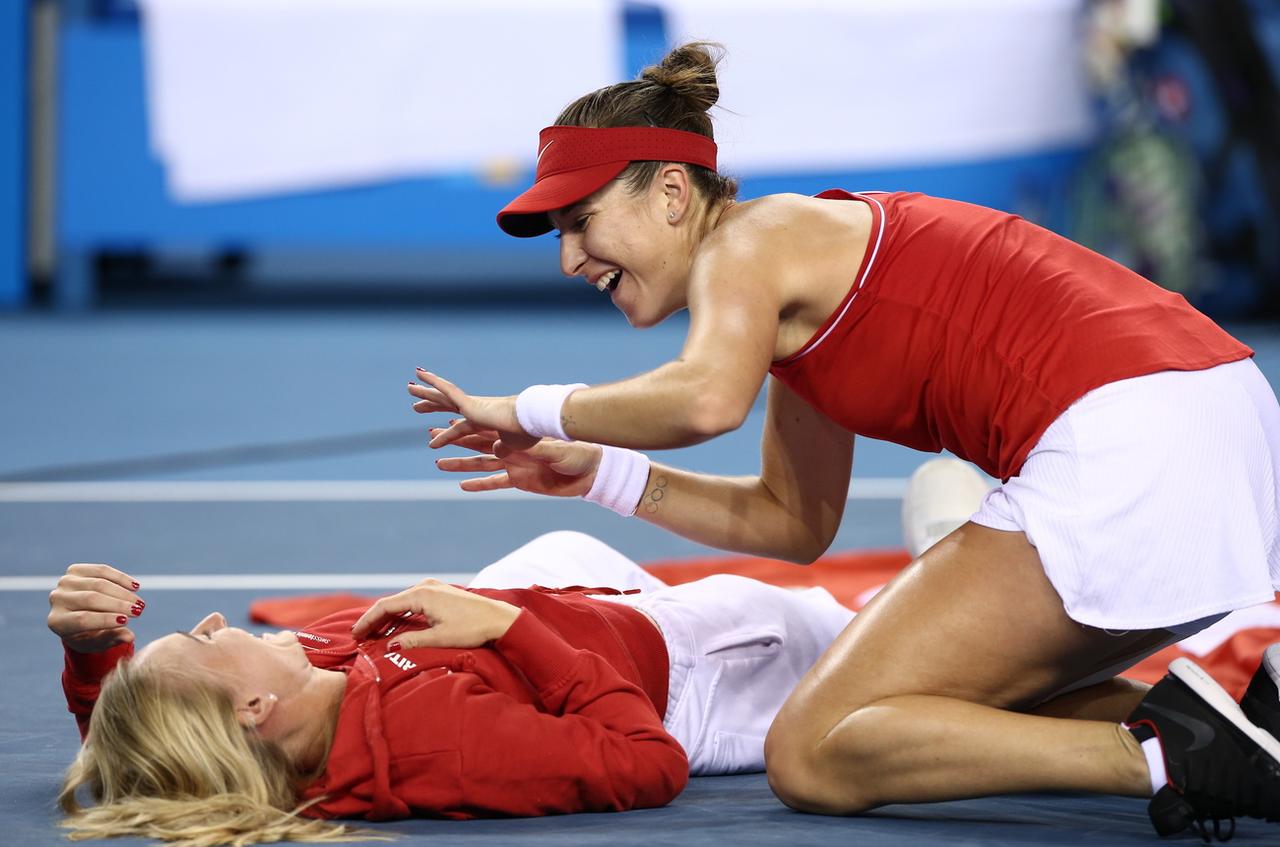 Bencic imite Roger Federer. [KEYSTONE - EPA/Adam Vaughan]