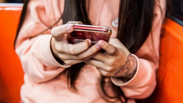 Les filles investissent les réseaux sociaux plus tôt que les garçons, selon l'étude JAMES 2022. Image d'illustration. [AFP - Maeva Destombes / Hans Lucas]