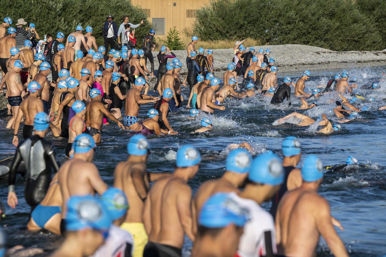 Mille bonnets de bain bleus se sont jetés à l'eau. [Keystone - Martial Trezzini]