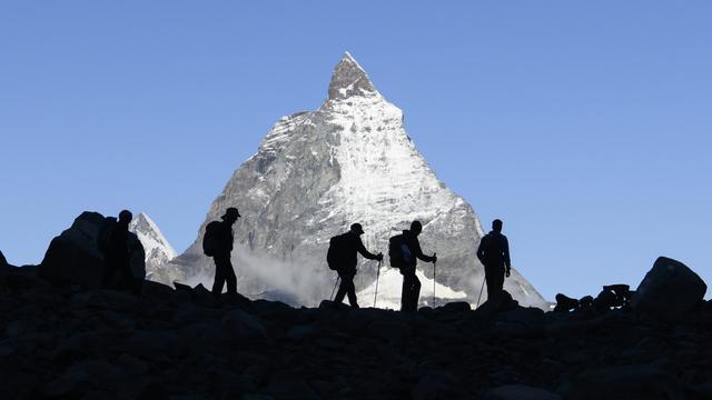 Des festivaliers descendent après un concert du groupe français Tournée des Refuges la veille à la cabane du Mont Rose, avec vue sur le Cervin, lors du Zermatt Music Festival and Academy, vendredi 17 septembre 2021. [KEYSTONE - Anthony Anex]