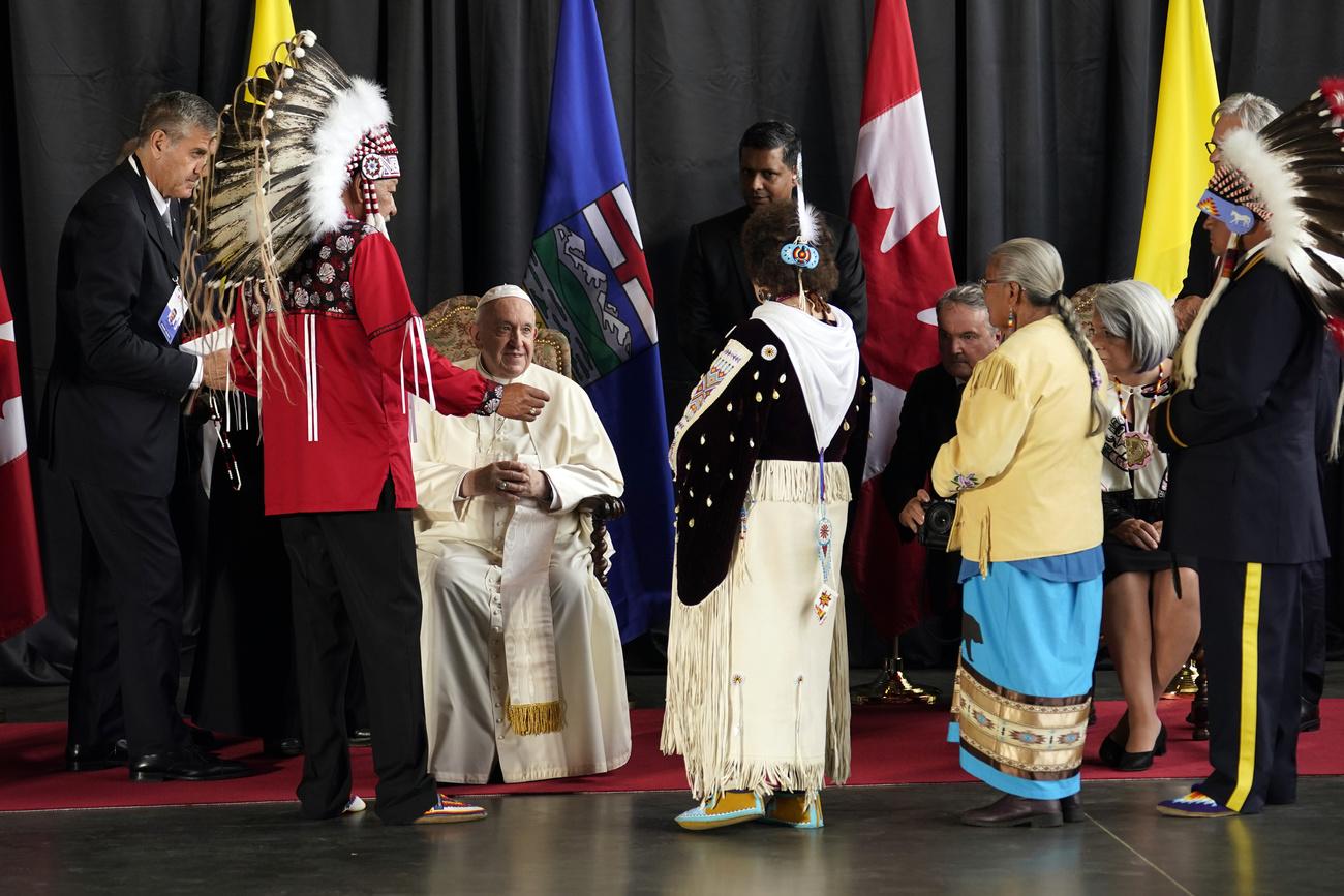 Le pape François accueilli au Canada par un groupe de leaders autochtones. [Keystone - AP Photo/Eric Gay]