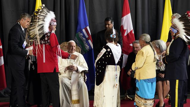 Le pape François accueilli au Canada par un groupe de leaders autochtones. [Keystone - AP Photo/Eric Gay]