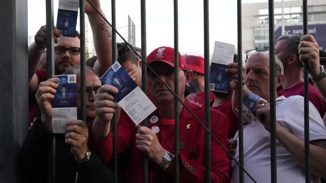 Des fans de Liverpool attendent de rentrer dans le Stade de France. [Keystone - AP Photo/Christophe Ena]