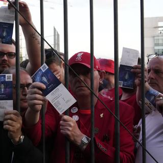 Des fans de Liverpool attendent de rentrer dans le Stade de France. [Keystone - AP Photo/Christophe Ena]