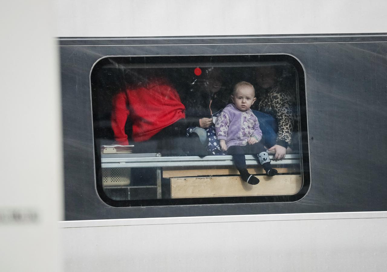 Un enfant quitte l'Ukraine environ chaque seconde. [Reuters - Gleb Garanich]