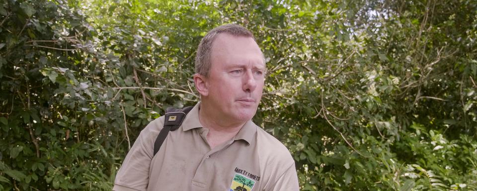 Le ministre de l'Environnement du Gabon Lee White dans une forêt du parc national Pongara. [Reuters - Christophe Van Der Perre]