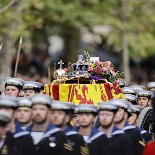 Lundi 19 septembre: le dernier voyage de la reine Elizabeth II, dans le cercueil porté par des membres de la Marine royale lors de la procession funéraire. [EPA/Keystone - Tolga Akmen]