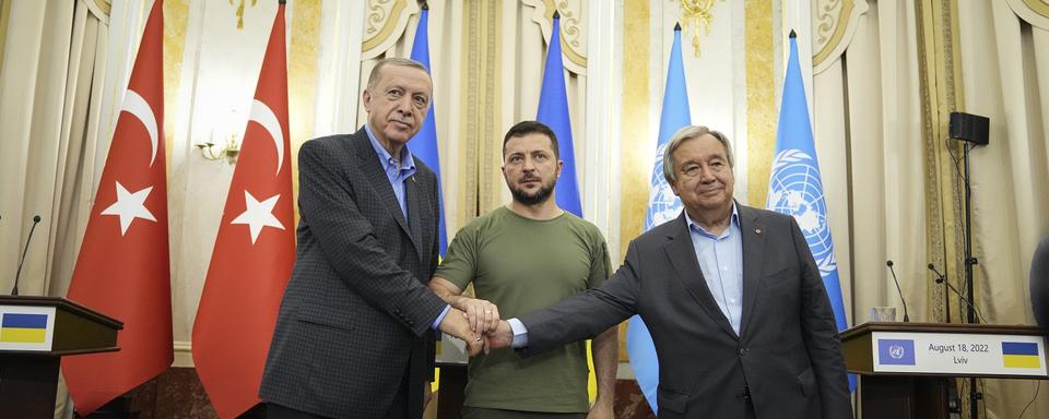 Le président Ukrainien Volodymyr Zelensky rencontre son homologue turc Recep Tayyip Erdogan et le secrétaire général de l'ONU Antonio Guterres à Lviv en Ukraine. [AP Photo - Evgeniy Maloletka - Keystone]