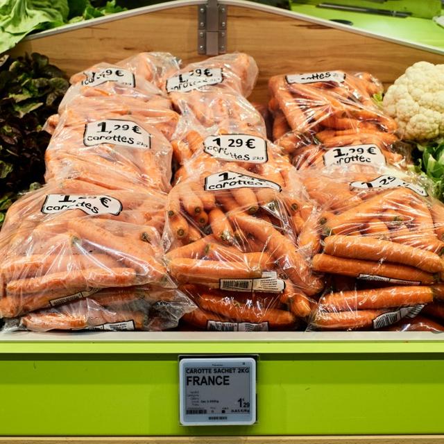Des carottes à bas prix emballées dans du plastique dans un rayon frais de fruits et légumes d'un supermarché Super U en France. [AFP - Mathieu Thomasset / Hans Lucas]