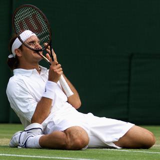 Roger Federer, ivre de bonheur, après son succès sur Pete Sampras, le 2 juillet 2001. [EPA - Gerry Penny]