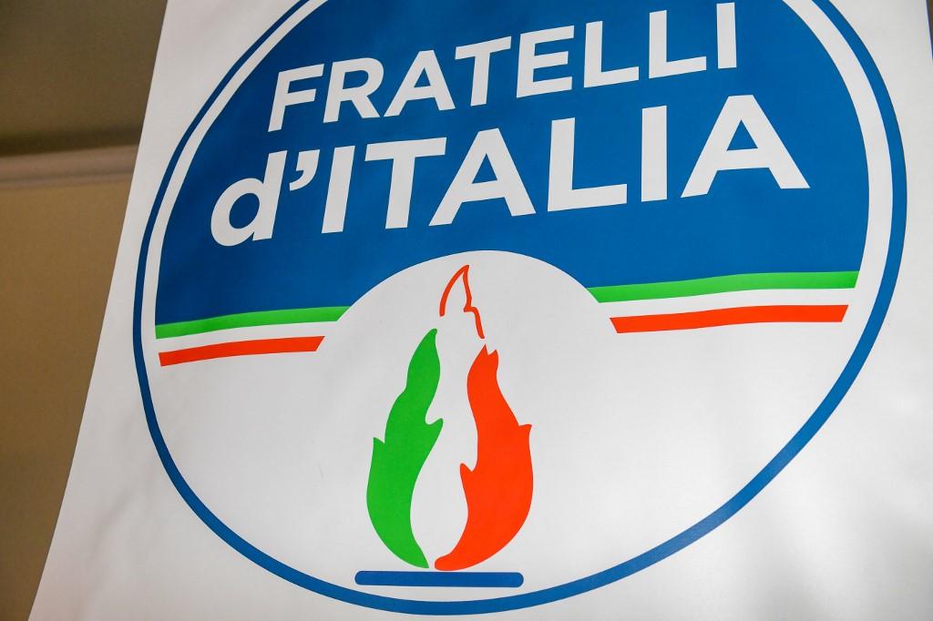 La flamme tricolore, élément centrale du logo du parti Fratelli d'Italia, présidé par Giorgia Meloni. [afp - Riccardo Fabi / NurPhoto]