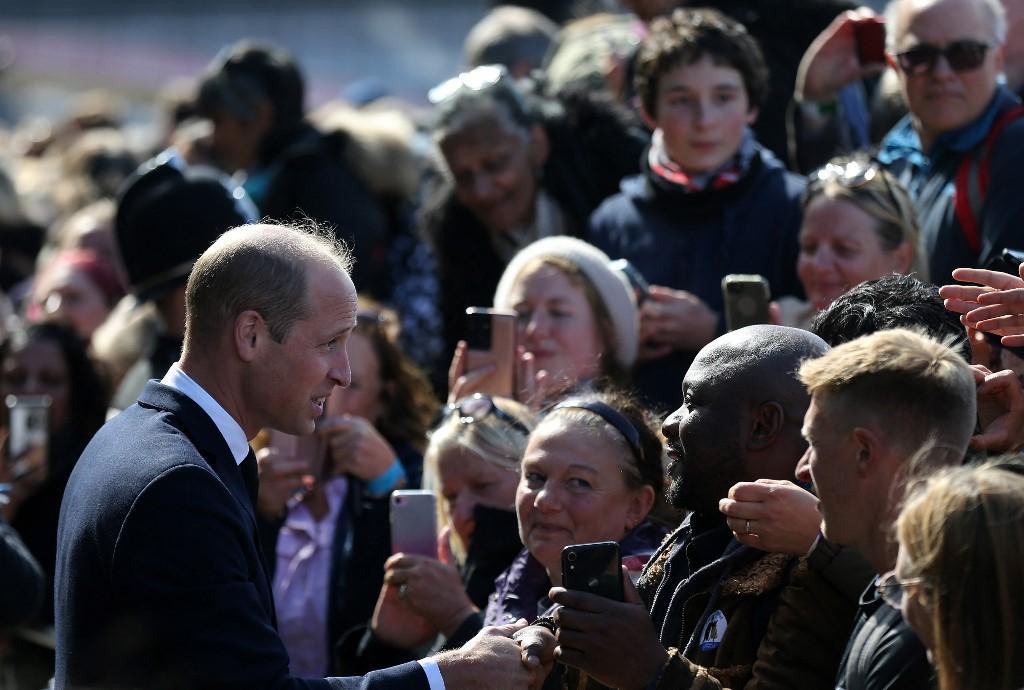 Le prince William salue des membres du public faisant la queue pour rendre hommage à la reine Elizabeth II, qui repose au Palais de Westminster, à Londres, le 17 septembre 2022. [AFP - Isabel Infantes]