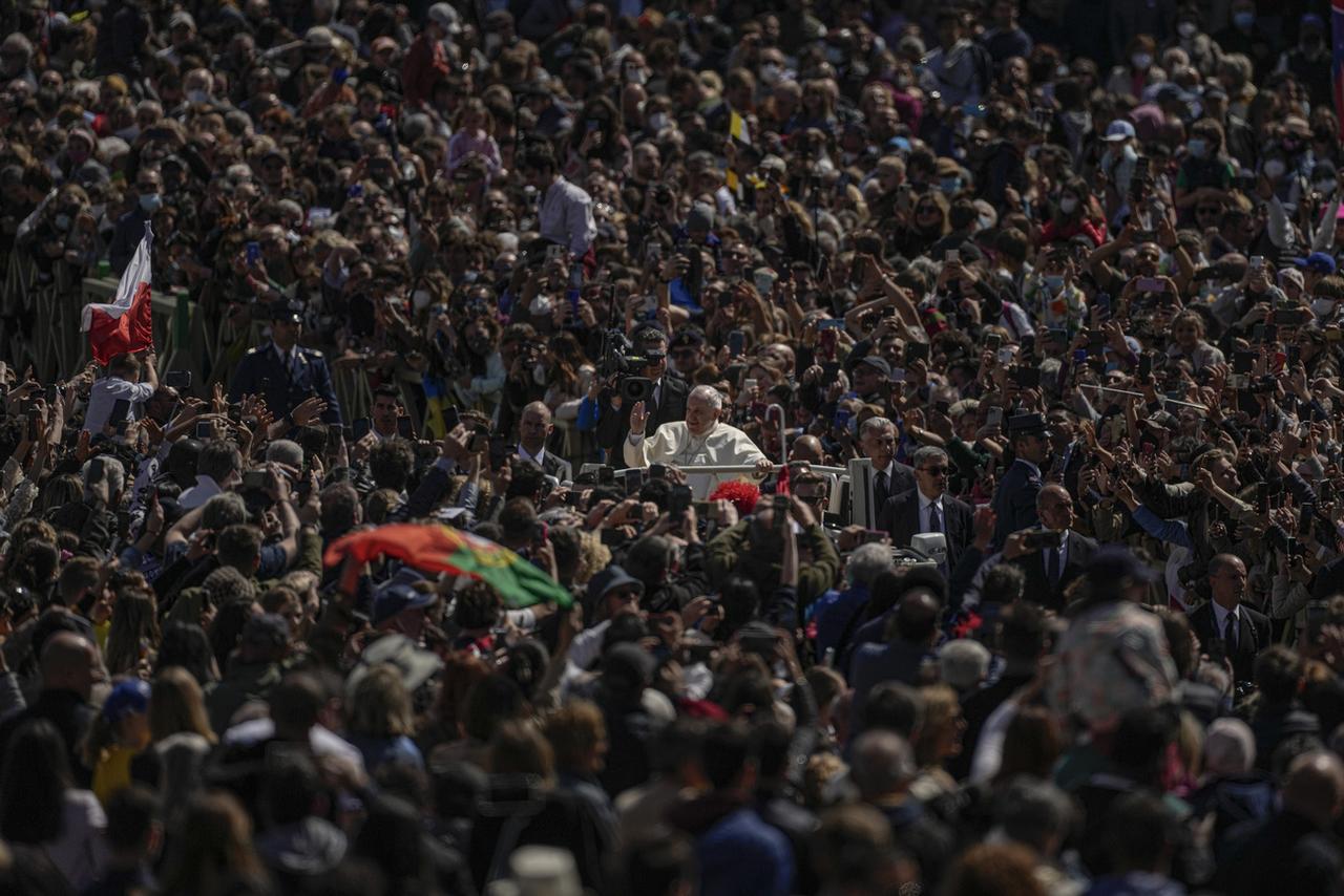 Le pape François, sur sa papamobile, traverse la foule des fidèles à la fin de la messe catholique du dimanche de Pâques, dimanche 17 avril 2022. [AP Photo/KEYSTONE - Alessandra Tarantino]