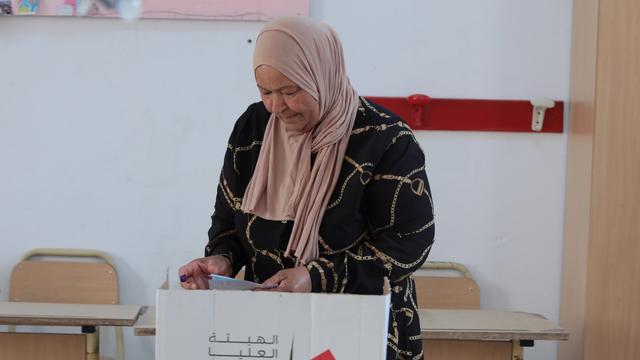 Une Tunisienne dans un bureau de vote à Tunis. [EPA/Keystone - Mohamed Messara]