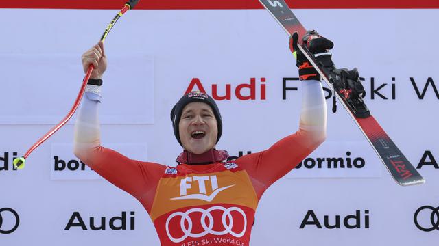 Le skieur suisse Marco Odermatt clèbre sa victoire sur le Super-G à Bormio. [AP Photo/Keystone - Alessandro Trovati]