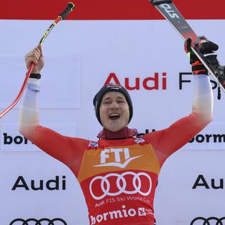 Le skieur suisse Marco Odermatt clèbre sa victoire sur le Super-G à Bormio. [AP Photo/Keystone - Alessandro Trovati]