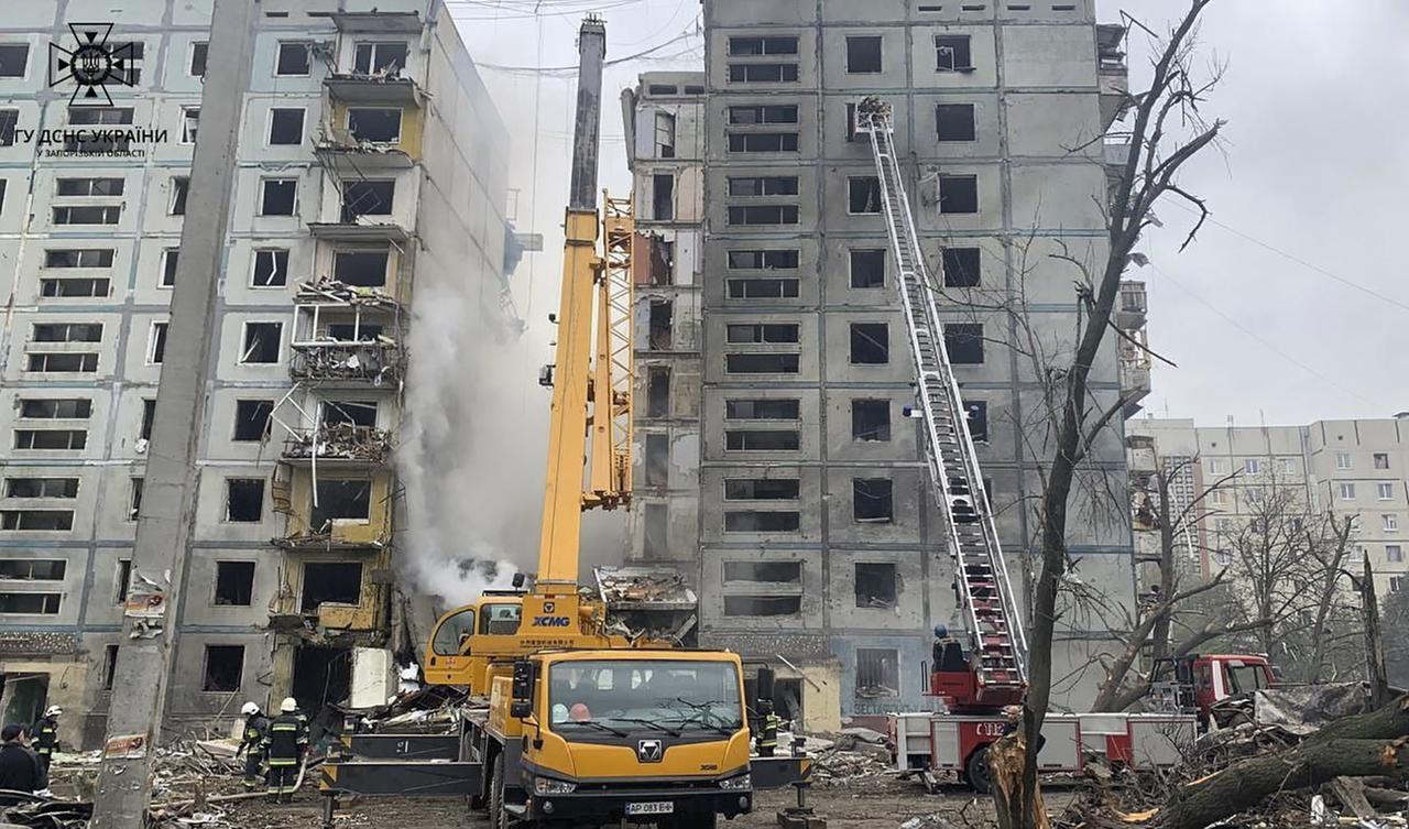 Une image des services de secours ukrainiens après la frappe russe sur des habitations de Zaporijjia le 9 octobre 2022. [Keystone - EPA/UKRAINE STATE EMERGENCY]